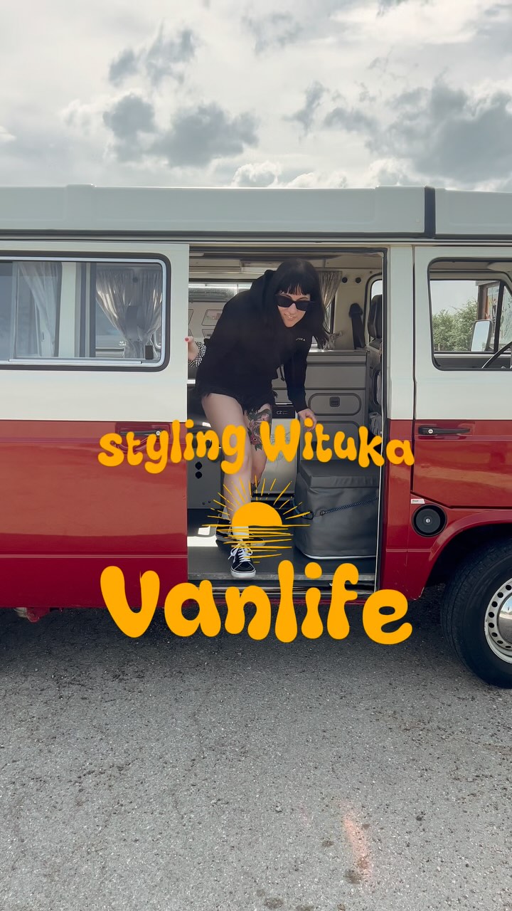 .
🚐 Vanlife 🚐
.
Los atardereceres son mi debilidad 🌅 La llegada del “buen” tiempo me está dando la vida y las salidas con la cherry me llenan de buen rollo y positividad🧘‍♀️
.
Hoy aprovecho para enseñaros un poco más de la cherry y mi camiseta y sudadera de @witukaonline . 
.
*collab #asturias #vanlife #vanlifer #travelblog