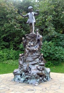 Estatua de Peter Pan en Kensington Gardens. Londres