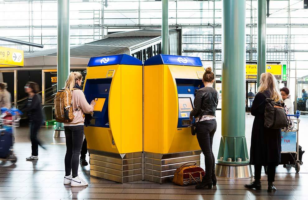 máquinas para el ticket del tren. Cómo llegar desde el aeropuerto de Schiphol al centro
