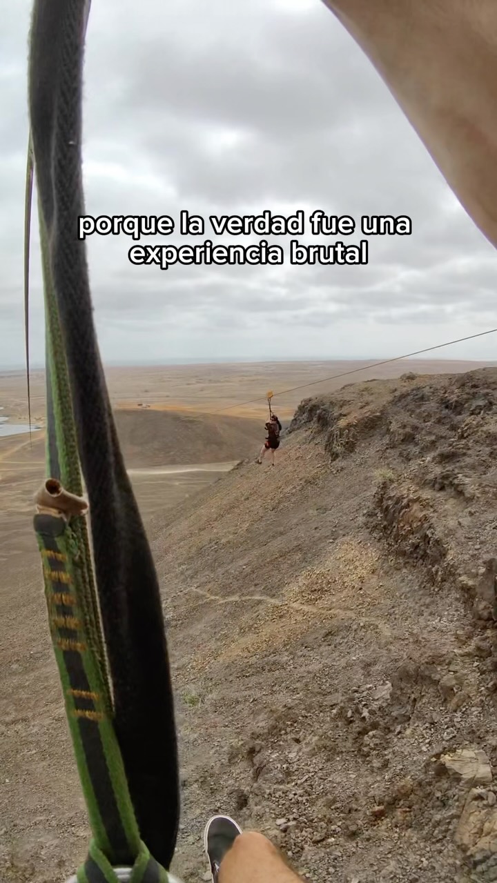 Planificando mi viaje a Cabo Verde, reservé esta actividad en tirolina con @getyourguide y me pareció una idea genial!!! 😎

Hasta que me vi allí arriba 😅🐔 pero… ¿qué sería de la vida si no fuera por estos momentos? 😂

Déjame en comentarios de qué team eres tú: 
💪 Atrevido/a
🐔 Gallinita

*publi #caboverde #ziplinecaboverde #getyourguide