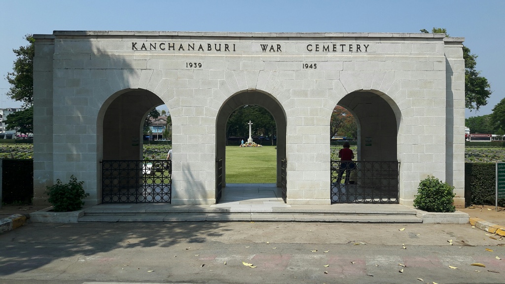 Entrada al Kanchanaburi War Cemetery. Visitar Kanchanaburi
