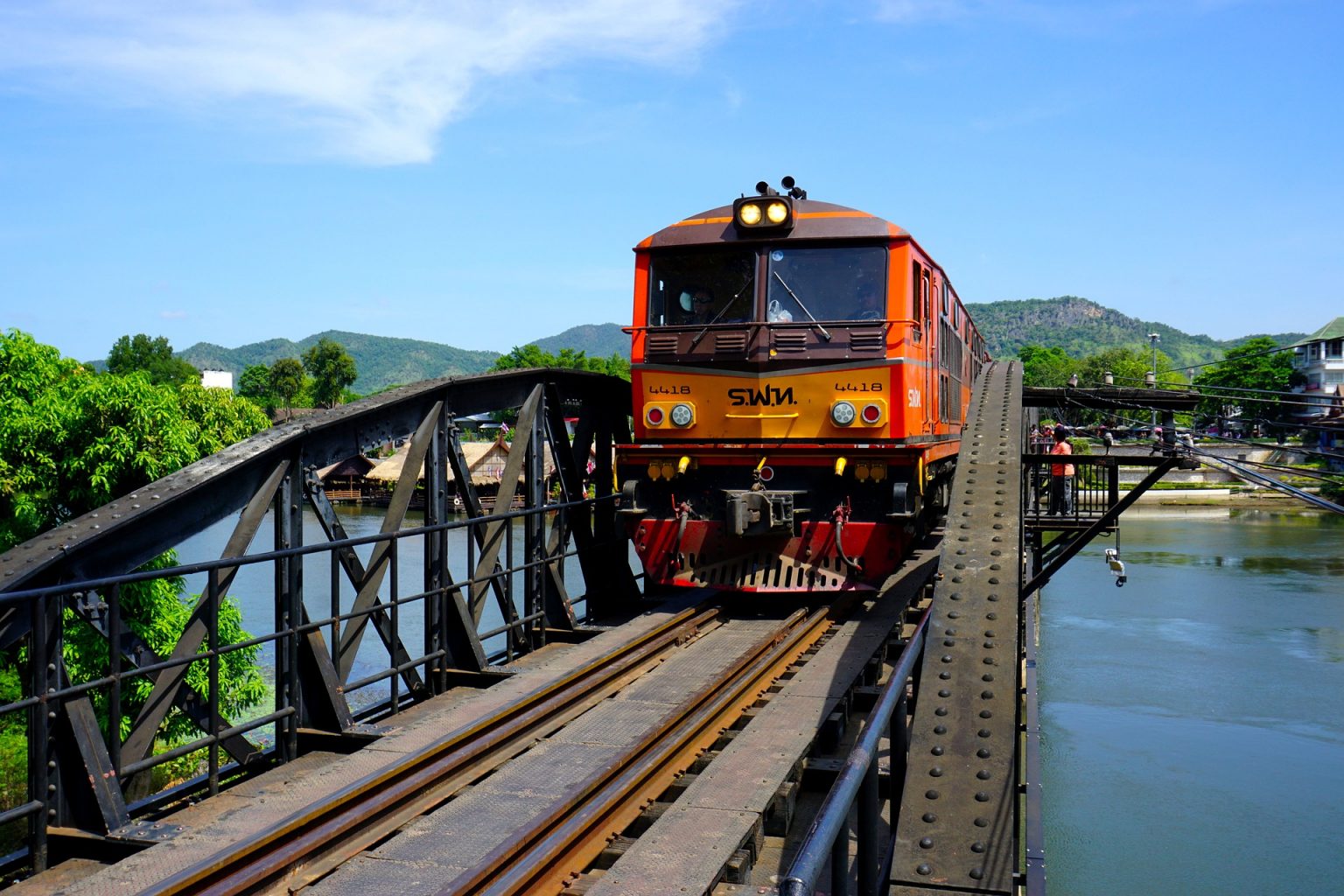 Tren a su paso por el Puente sobre el Río Kwai. Visitar Kanchanaburi