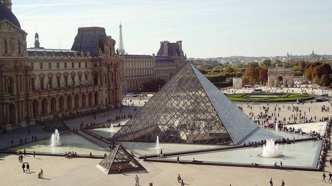 Pirámide del Louvre. Localizaciones de la serie Lupin (Netflix) en París.