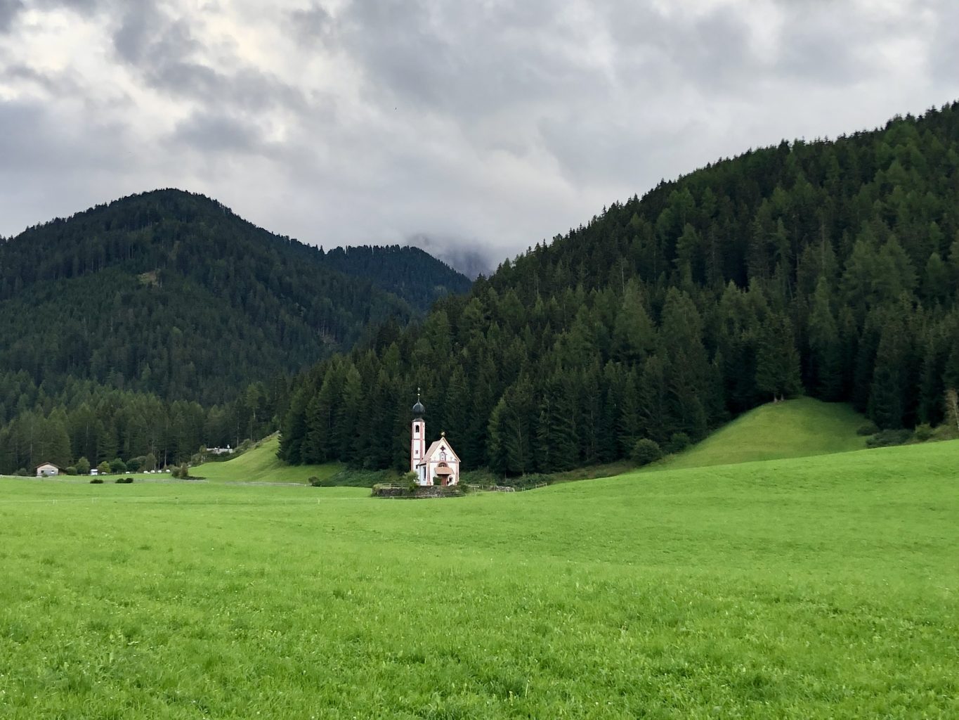 Chiesetta di San Giovanni in Ranui. Ruta de 14 días por Dolomitas en furgoneta camper desde España
