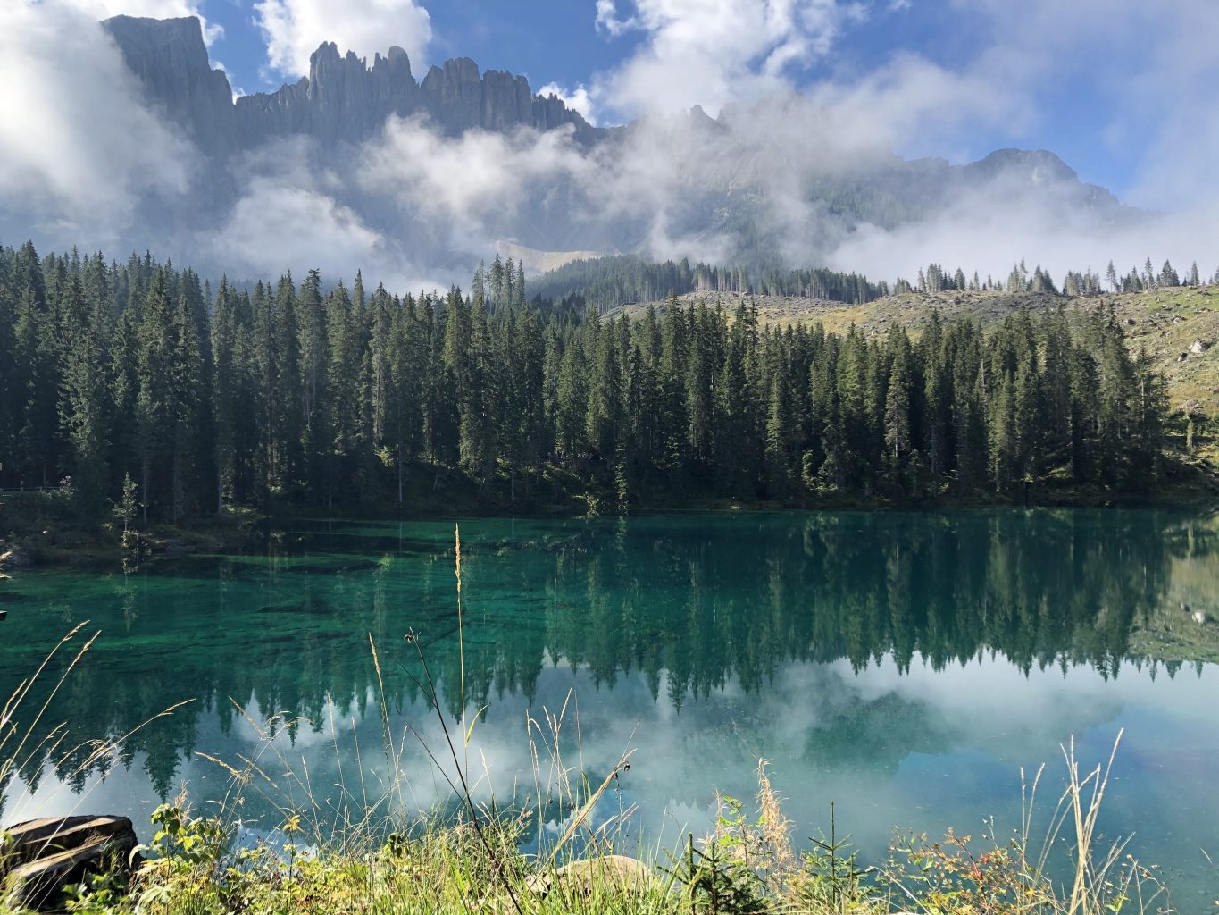 Lago di Carezza. Ruta de 14 días por Dolomitas en furgoneta camper desde España