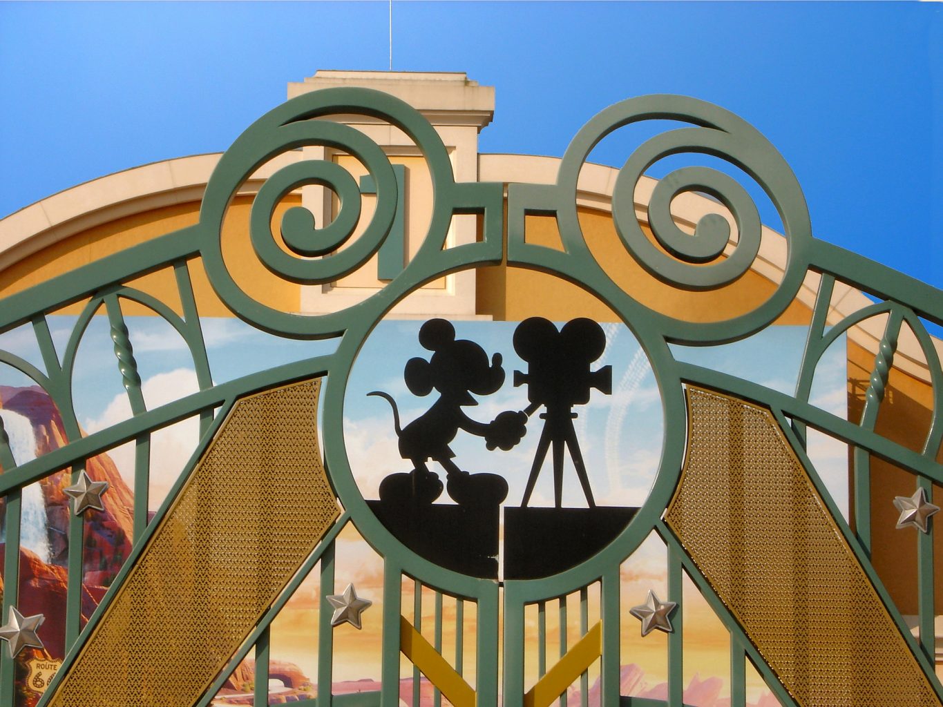 silueta de Mickey en puertas de acceso. Curiosidades sobre los Parques Disney
