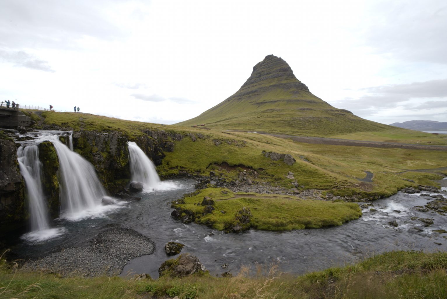 montaña de Kirkjufell y cascada Kirkjufellfoss. Ruta de 15 días por Islandia en furgoneta camper