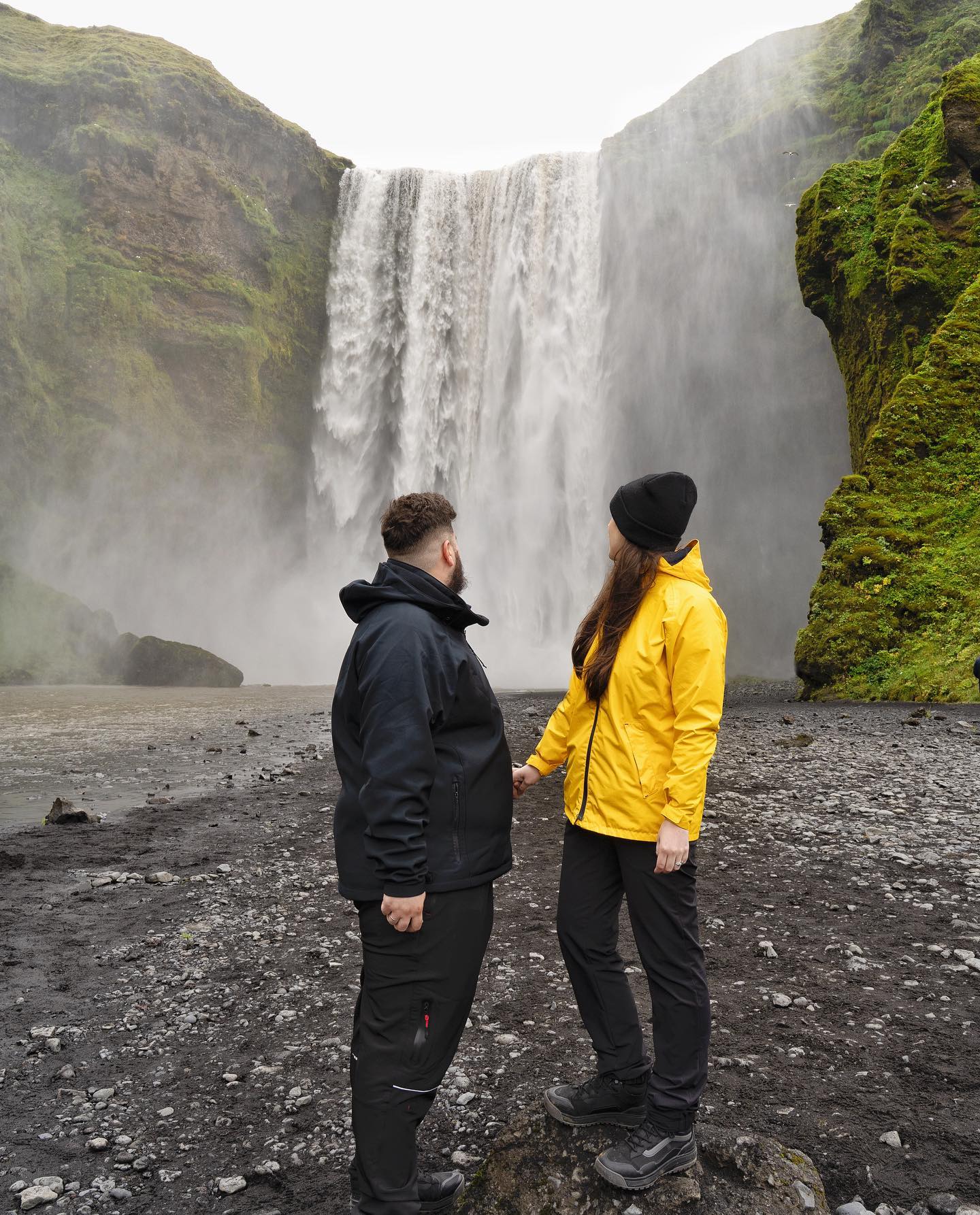 .
⚡️¡Feliz 2022 a todos!⚡️
.
Ya hemos aprendido a vivir más al día, a que todo cambia de un momento a otro y a adaptarnos a nuevas circunstancias.
.
No sabemos qué nos deparará el año nuevo. Y ya no le pedimos nada, pero si nos quiere llevar a cualquier lugar del mundo… no le vamos a decir que no😜
.
#islandia #iceland #globetrotter #viajesglobetrotter #travelblog #travelblogger #wanderlust #wanderer #iamtb #mondofotodelmes #skogafoss
