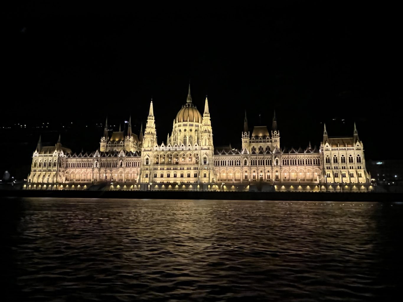 vistas del Parlamento desde el barco al anochecer. Los mejores tours y actividades que hacer en Budapest.