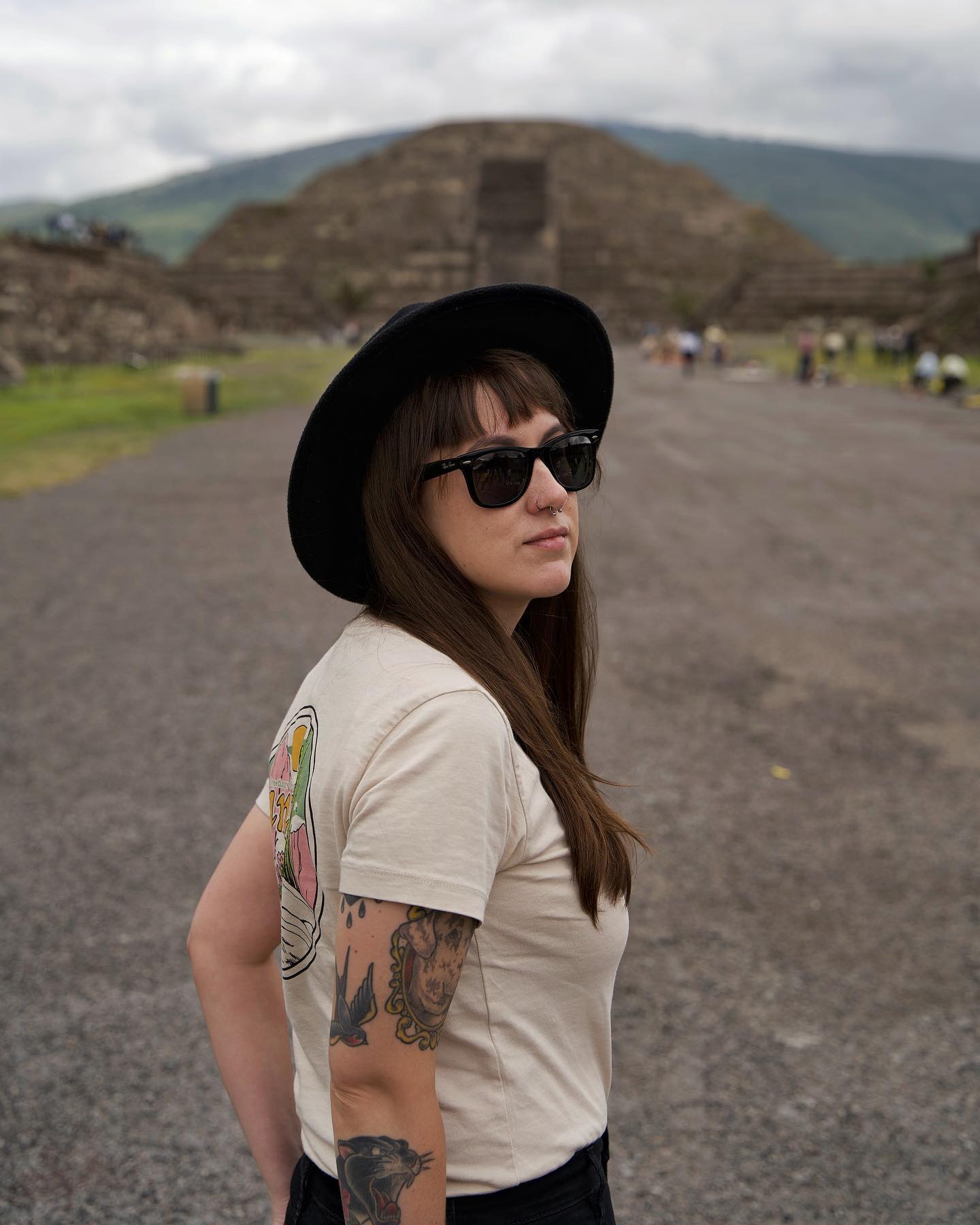 .
Pirámide de la luna de Teotihuacán🌙
.
En nuestra visita por Ciudad de Mexico no podíamos perdernos las pirámides de Teotihuacán. Este complejo arqueológico cuenta con la pirámide de la Luna y la del Sol, pero también puedes visitar el Templo de Quetzalcóatl o pasear por la Calzada de los Muertos💀
.
Nosotros tuvimos la oportunidad de visitar el complejo con una arqueóloga, gracias al tour que hicimos con @getyourguide . Además de conocer todo sobre la historia de este lugar, también probamos varios chupitos de tequila, mezcal, pulque… 🥃 y comimos en restaurante local. Os lo enseñaremos todo muy pronto en un reel😜.
.
¿Qué os está pareciendo CDMX? Sigue nuestro viaje por stories!✨
.
@getyourguidecommunity #getyourguide #getyourguidecommunity #ad #teorihuacan #piramidedelaluna #ciudaddemexico #cdmx #girlsthatwander #damestravel #iamtb #viajesglobetrotter