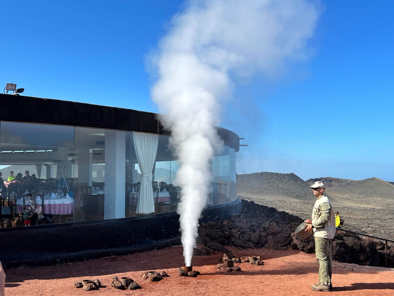 Demostración geotérmica. Cómo visitar el Parque Nacional de Timanfaya