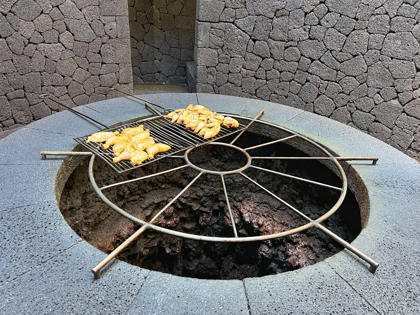 Horno natural del Restaurante El Diablo. Cómo visitar el Parque Nacional de Timanfaya