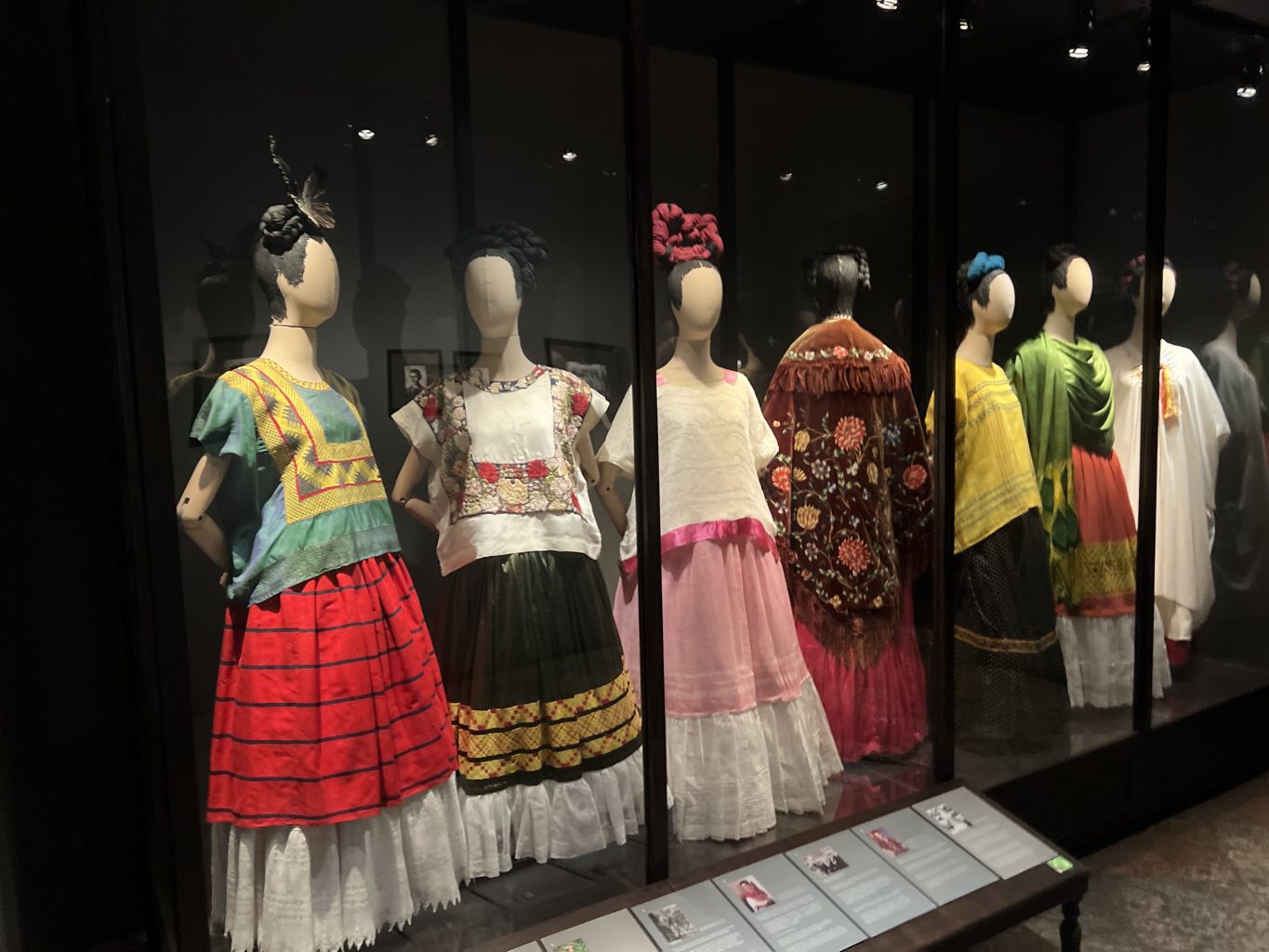 Exposición de vestidos. Visitar La Casa Azul de Frida Kahlo