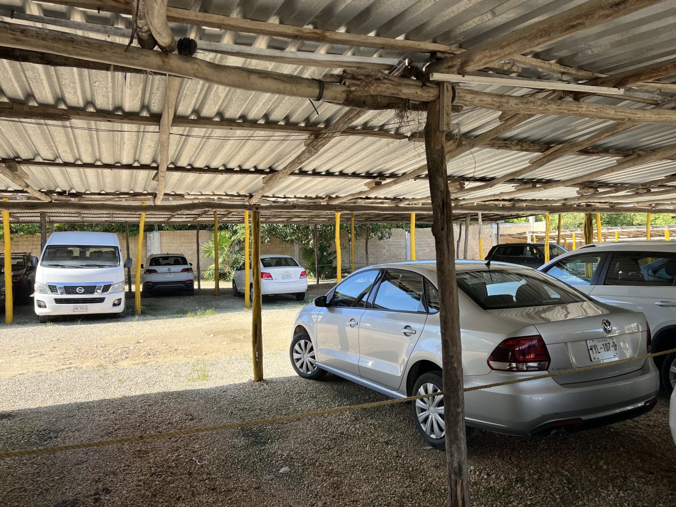 Parking en Chiquilá. Ruta completa por la Península de Yucatán en coche
