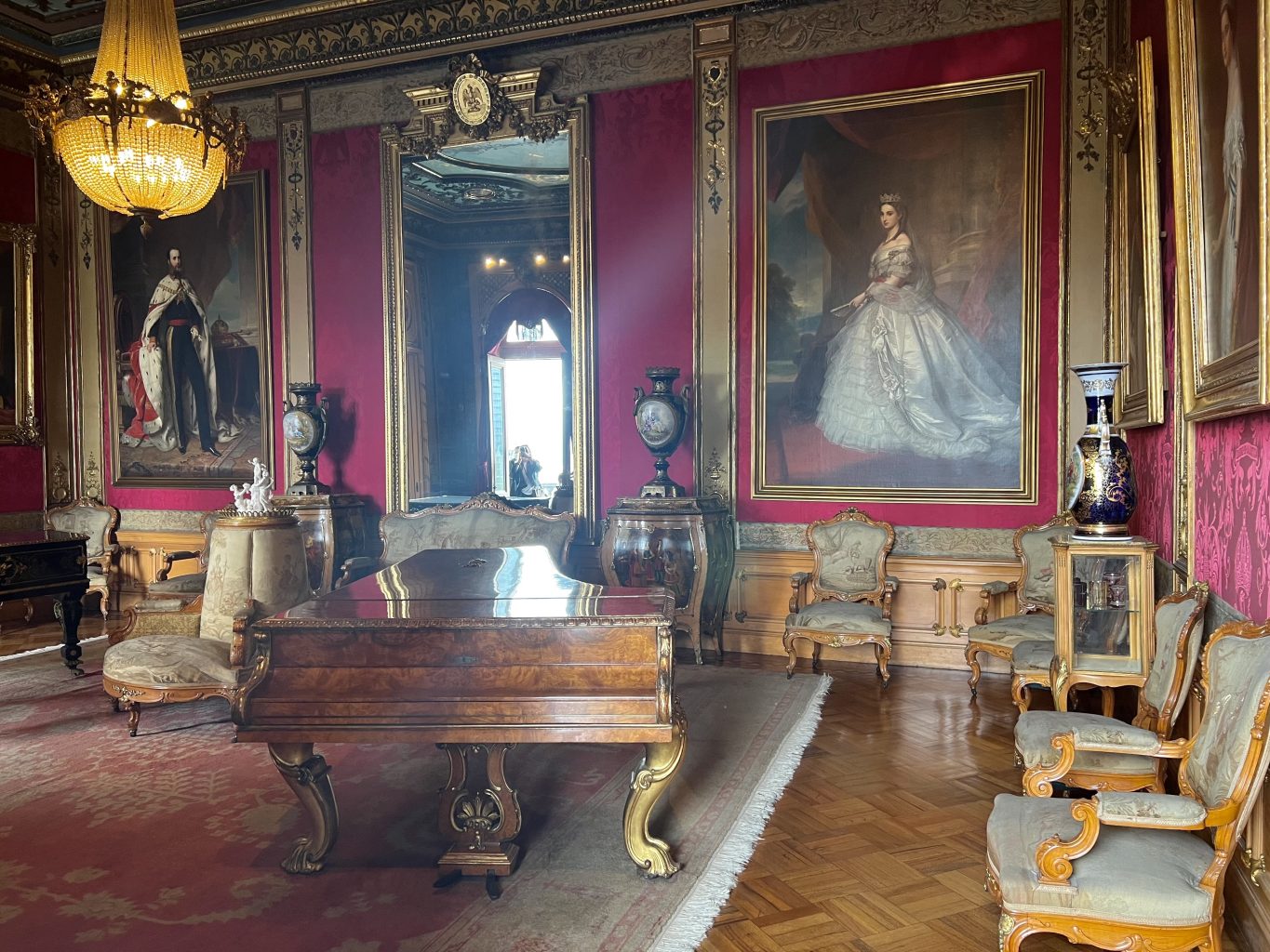 habitación con ornamentación clásica europea del siglo XIX.