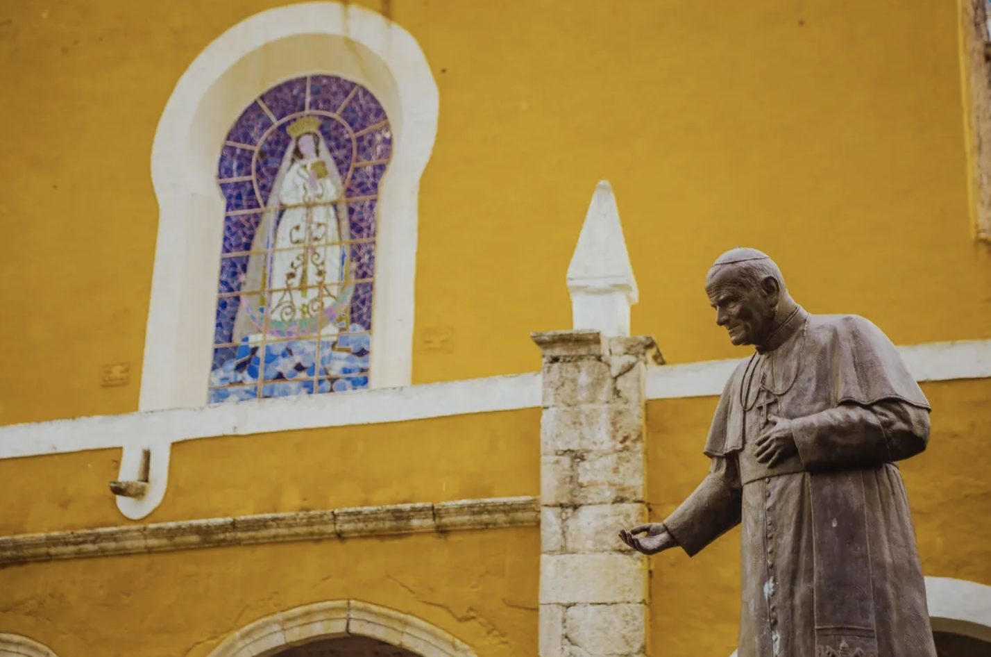 Estatua del Papa Juan Pablo II / Izamal.com . Qué ver en Izamal