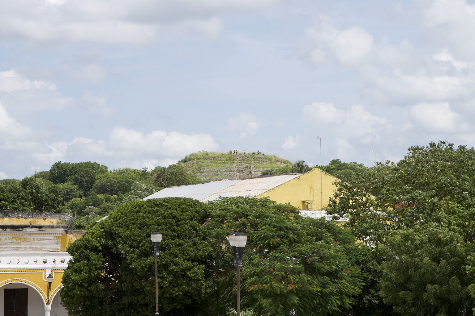 vista de la pirámide Kinich Kakmó desde el convento