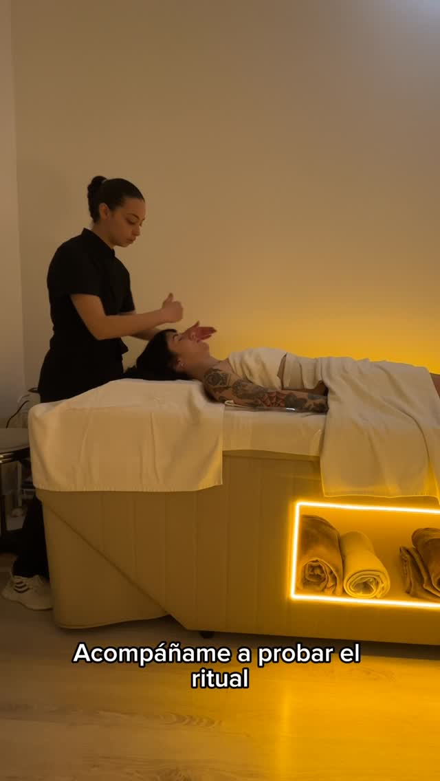 Publi. He probado el Pekin Ginger Ritual de @japaneseheadspagijon y he salido totalmente renovada💆🏻‍♀️🫚✨

Es un masaje inspirado en la Medicina Tradicional China que combina calor, jengibre y masaje Tuina para activar la circulación, liberar tensiones y dejarte el cuerpo totalmente relajado. La experiencia empieza desde el primer minuto y termina con una cata de tés 🍵💖

⏰Duración: 60 min
💶Precio: 100€

Si sentís que necesitáis parar, desconectar y salir renovadas… tenéis que vivir esta experiencia ✨

#japaneseheadspa #japaneseheadspagijon #gingerritual
