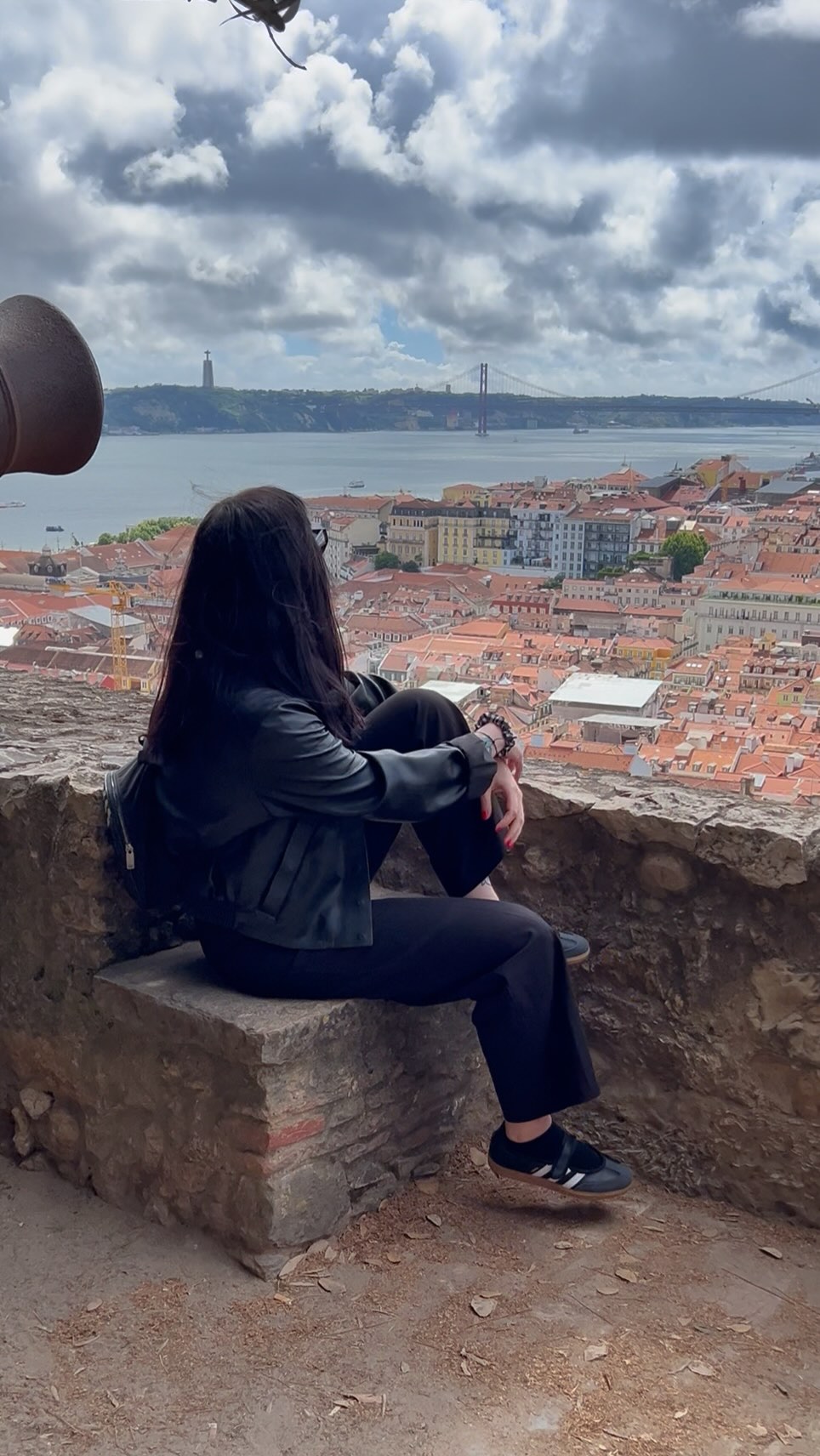 🏰 Si vas a Lisboa, el Castillo de San Jorge es una parada obligatoria.
 Además de tener una de las mejores vistas de la ciudad, puedes recorrer murallas, torres, jardines y descubrir siglos de historia en pleno corazón de Alfama 🇵🇹

Y los pavos reales, que viven dentro del castillo y verlos y escucharlos forma parte de la experiencia 🦚

Yo reservé la entrada con audioguía con @civitatis y la verdad es que merece la pena para entender mejor toda la historia del lugar (y no esperar colas para acceder!)

*publi.

#Lisboa #civitatiscreators #lisbon