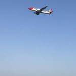 Aterrizaje de avión desde la playa de Kamari