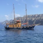 el barco del crucero, Athinios. Crucero al volcán aguas termales y Thirassia en Santorini