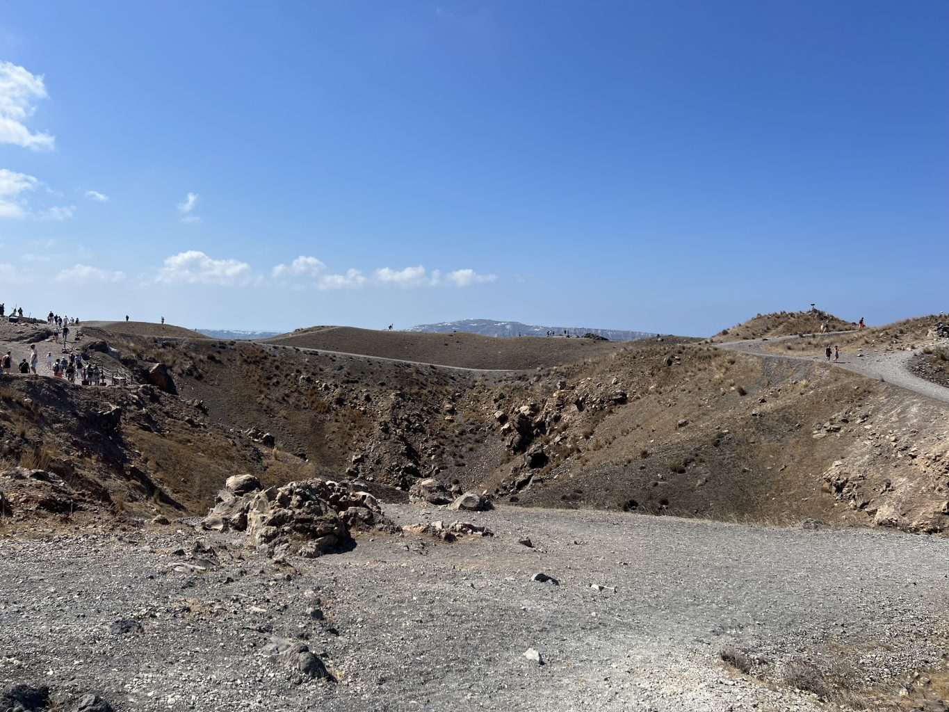 Cráter en el volcán Nea Kameni. Crucero al volcán, aguas termales y Thirassia en Santorini