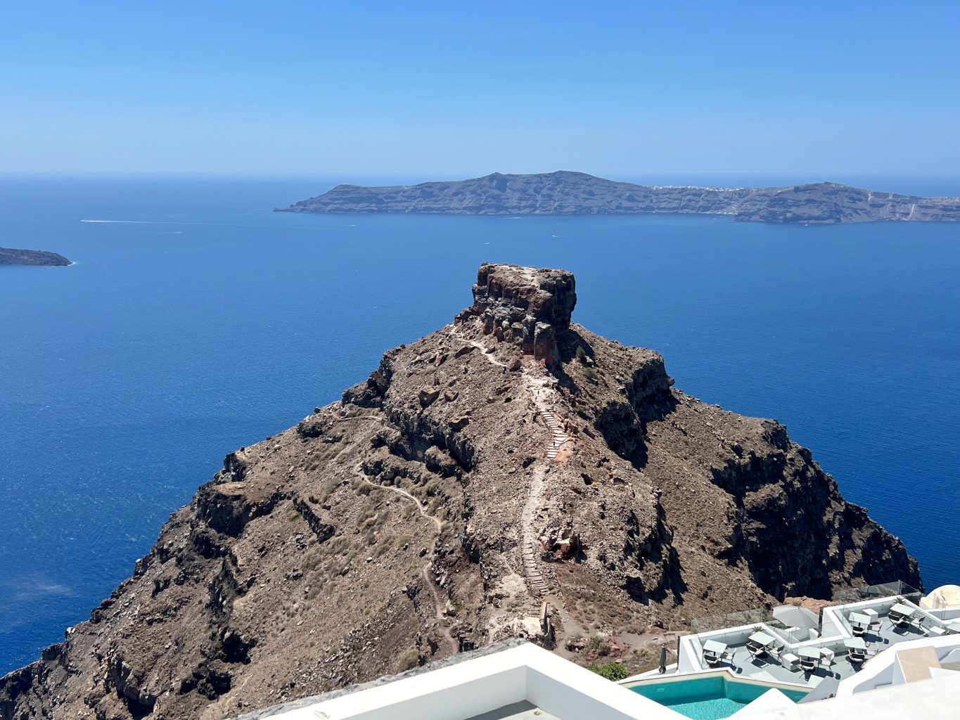 Skaros Rock, Imerovigli. Qué pueblos visitar en Santorini (más allá de Oia y Fira)