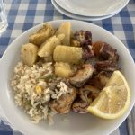 Souvlaki de pescado variado en Thirassia. Qué Comer en Grecia