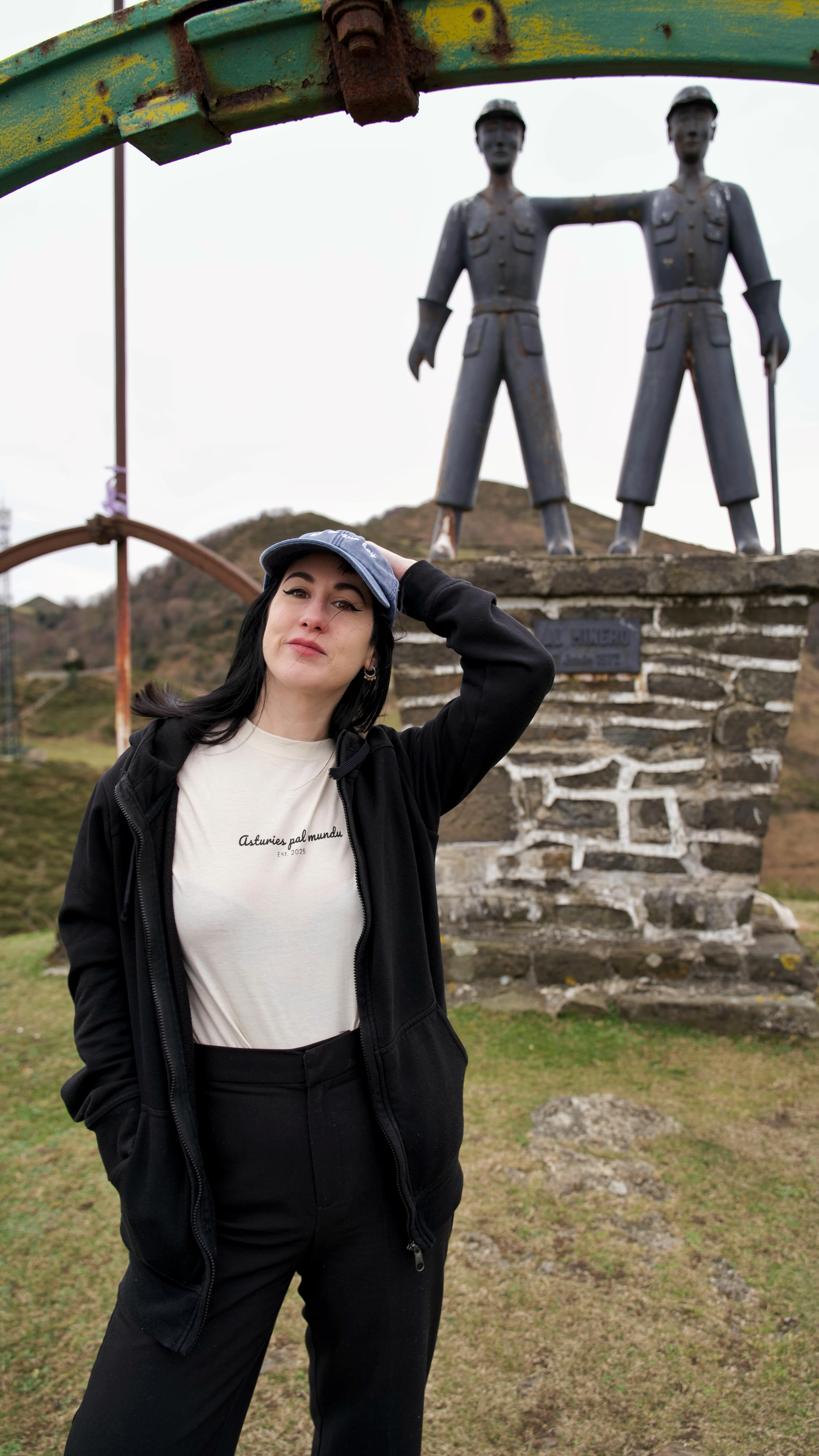 Publi. @asturiespalmundu 

Siempre que viajo, digo la frase de “me podría quedar a vivir aquí”. Pero en el fondo, sé que no es verdad. 

Esté donde esté, el Norte va siempre conmigo ⛰️Asturias no es solo mi origen, es mi carácter… y ahora también la forma cómo visto.

Diseños con identidad, calidad que se siente y una forma de hacer las cosas como en casa. Porque puedo irme lejos, pero lo que soy, va siempre conmigo. 🐮🍏🌊

Fecho n’Asturies, pensao pal mundu 💙🌍

#asturies #asturiespalmundu #asturiasparaísonatural