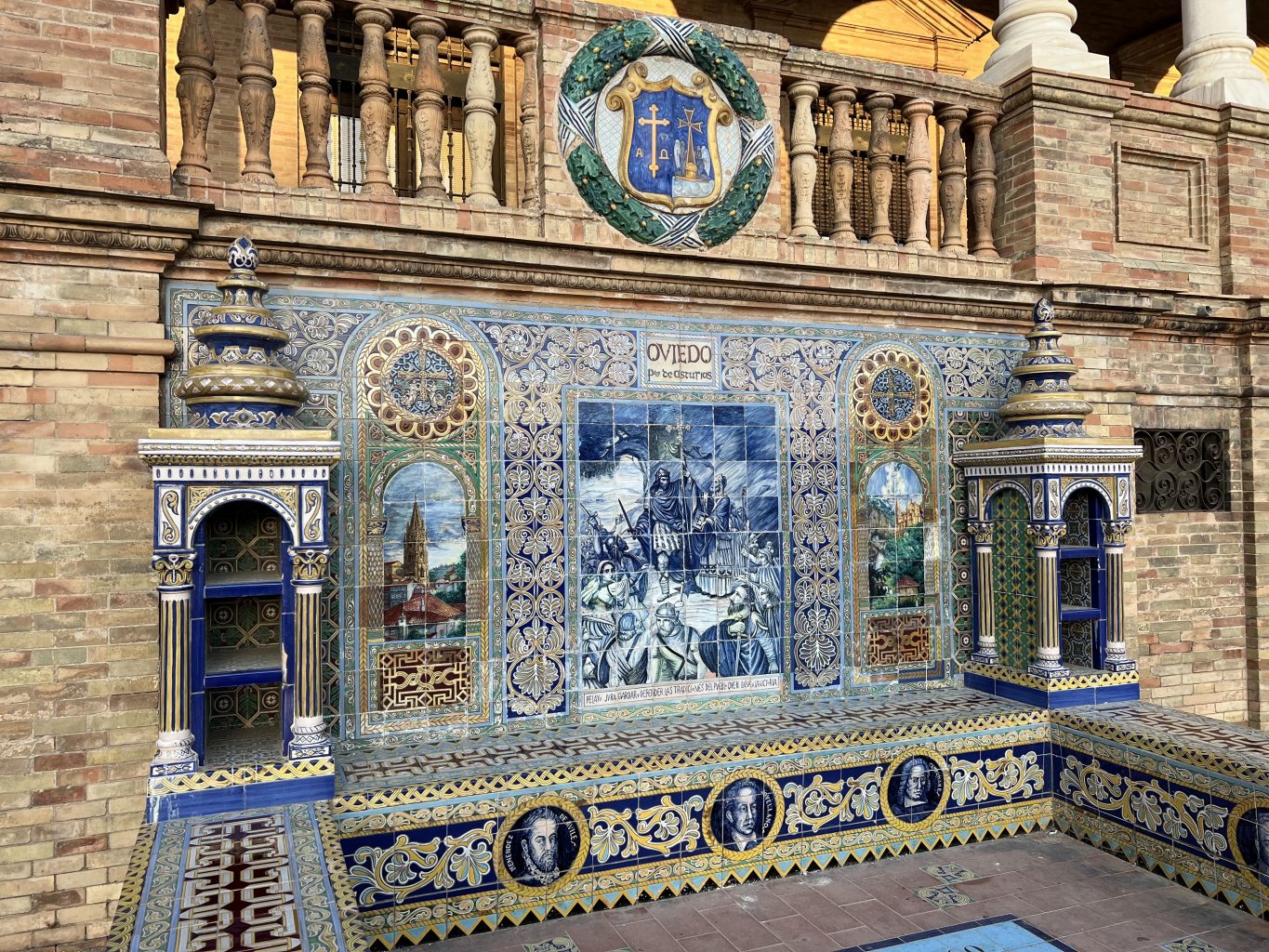 Banco de azulejos de Oviedo.Qué ver y hacer en Sevilla. Los imprescindibles.