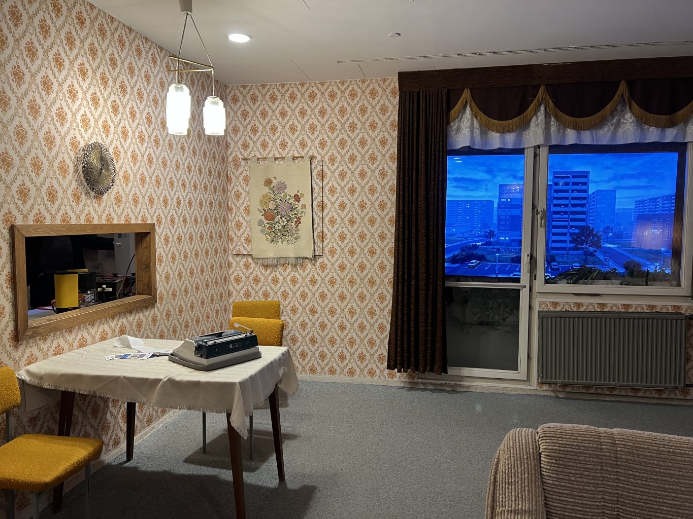 Recreación de un salón de la RDA. Museo de la RDA en Berlín, un viaje al Berlín comunista