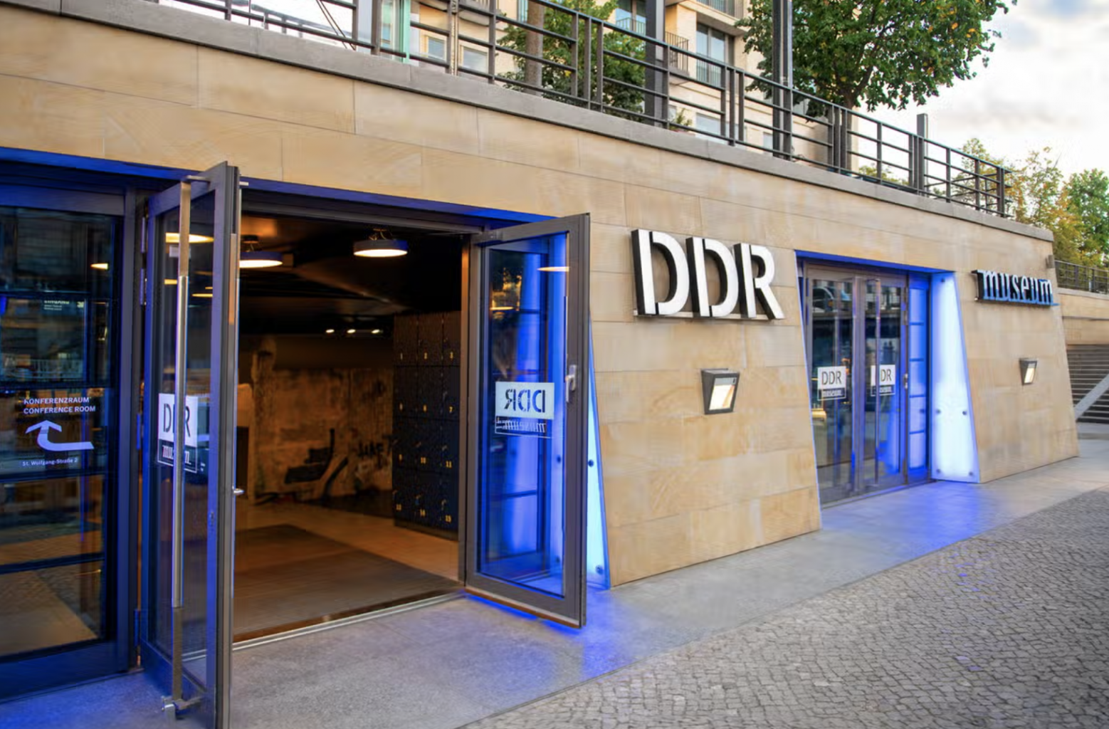 exterior del museo. Museo de la RDA en Berlín