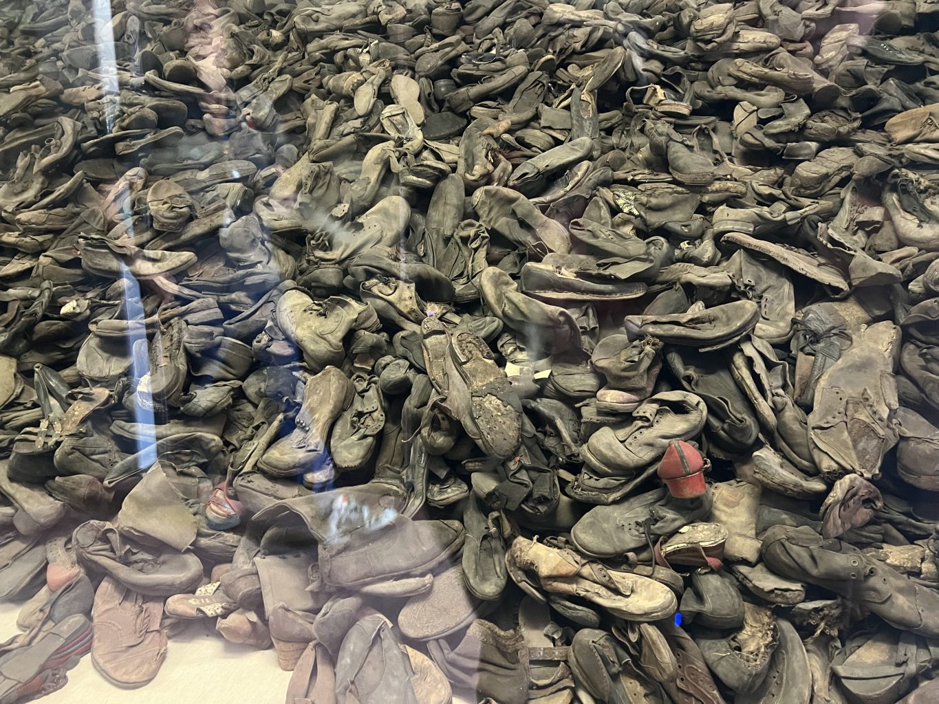 Calzado de las víctimas del campo. Visitar el campo de concentración de Auschwitz-Birkenau desde Cracovia