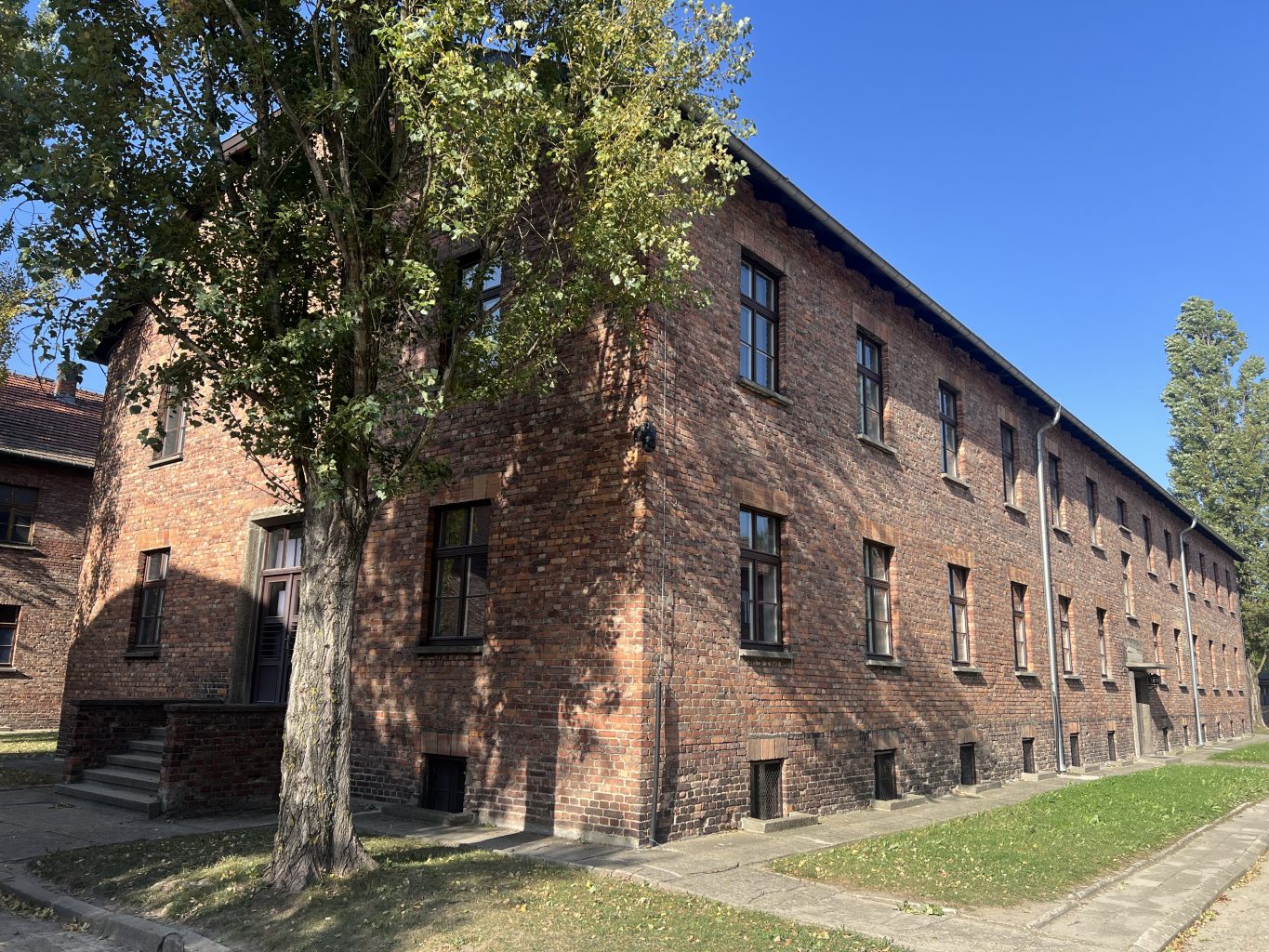 uno de los bloques de ladrillo. Visitar el campo de concentración de Auschwitz-Birkenau desde Cracovia