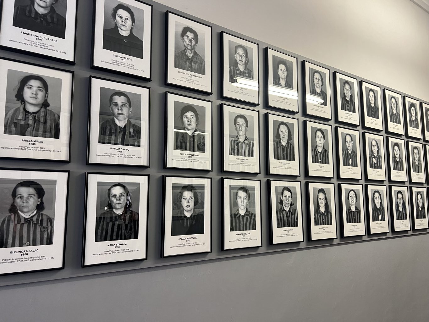 Pasillo de retratos en el bloque 6