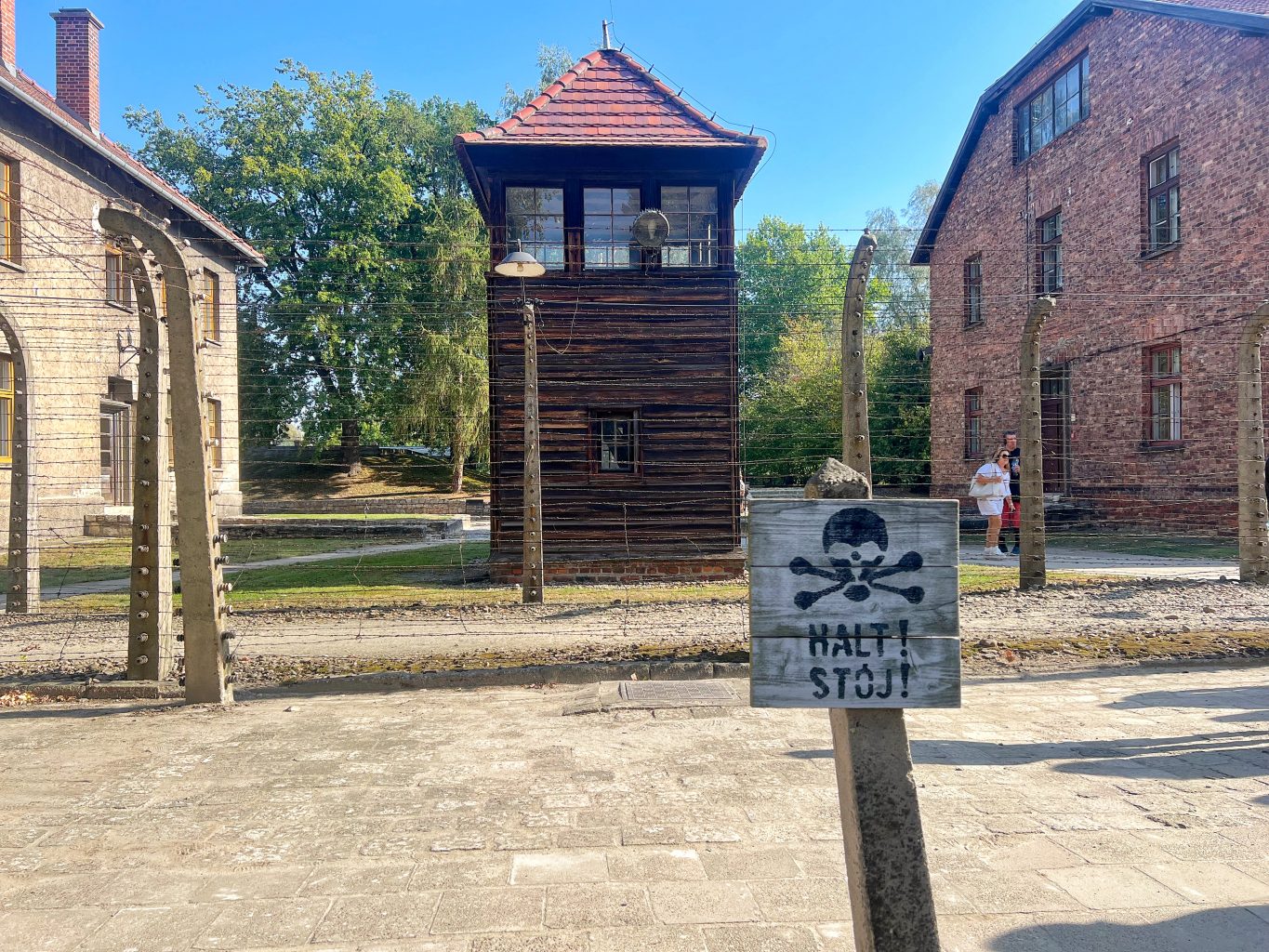 cartel “Halt! Stój!". Visitar el campo de concentración de Auschwitz-Birkenau desde Cracovia