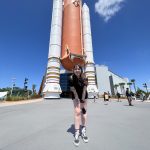 Frente al pabellón de Space Shuttle Atlantis