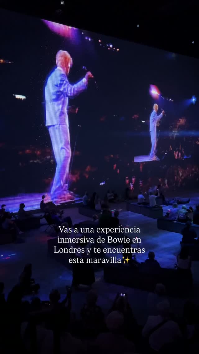 Publi. Experiencia inmersiva “David Bowie: You Are Not Alone” en @_lightroomldn ✨

Entrar aquí es un universo donde la música, el arte y la narrativa visual se mezclan para crear una experiencia sensorial única. Luces, proyecciones gigantes y sonido envolvente que te llevan por la vida y el legado de Bowie como si estuvieras dentro de su mente creativa.

📍 Info práctica para la visita:
• 📌 Ubicación: King’s Cross, Londres (Lightroom)
• 🎟️ Entradas: mejor comprarlas online con antelación
• ⏳ Duración: aprox. 50–60 minutos
• 🚇 Acceso fácil en metro (King’s Cross St. Pancras)

#DavidBowie #YouAreNotAlone #LightroomLondon #ImmersiveExperience #LondonTips
