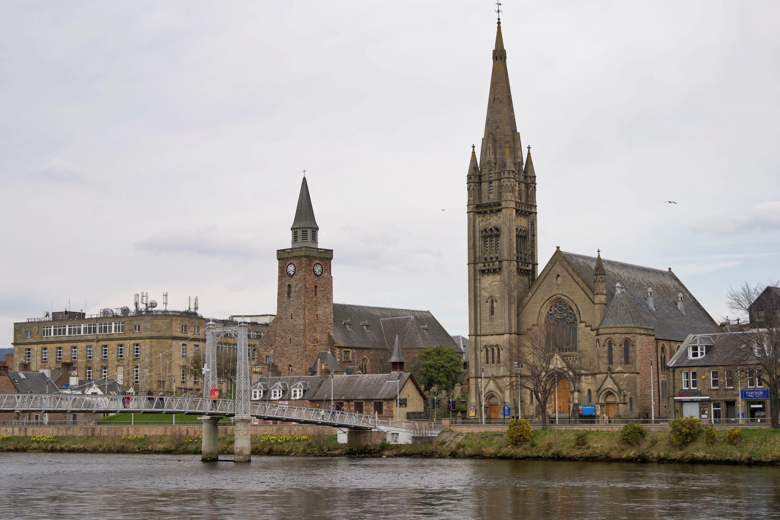 Old High Church a la izquierda y free Church of Scotland a la derecha. Qué ver y hacer en Inverness