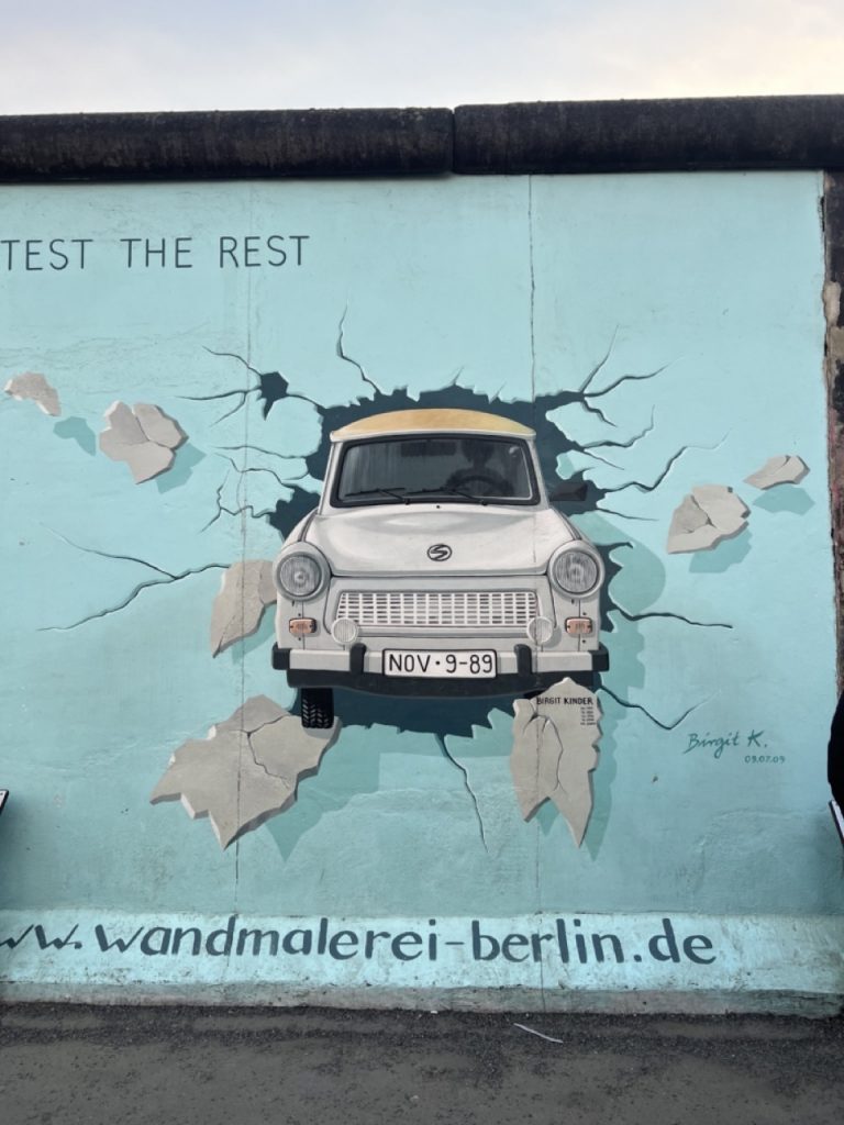 Test the Rest – Birgit Kinder. Murales más famosos de la East Side Gallery 