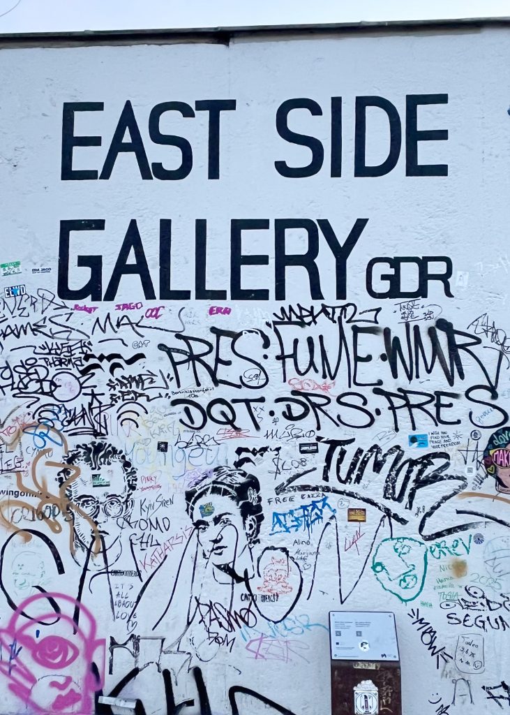 Inicio de la East Side Gallery. Murales más famosos de la East Side Gallery