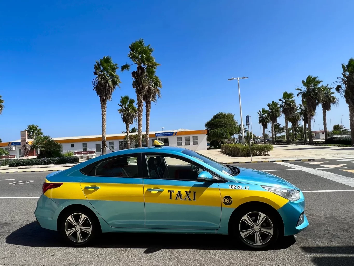 Taxi oficial en Isla de Sal, Cabo Verde. Cómo ir del aeropuerto de Sal a Santa María (y a tu hotel): todas las opciones de transporte